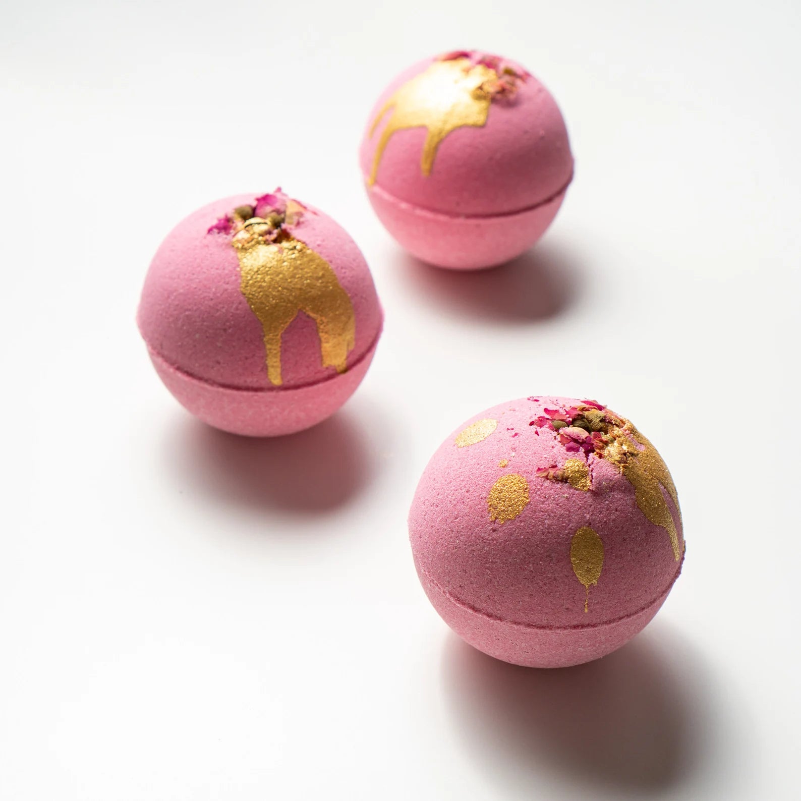 Pembe Tomurcuk Gül Banyo Topu 3 Adet – Romantik ve Ferahlatıcı Banyo Deneyimi