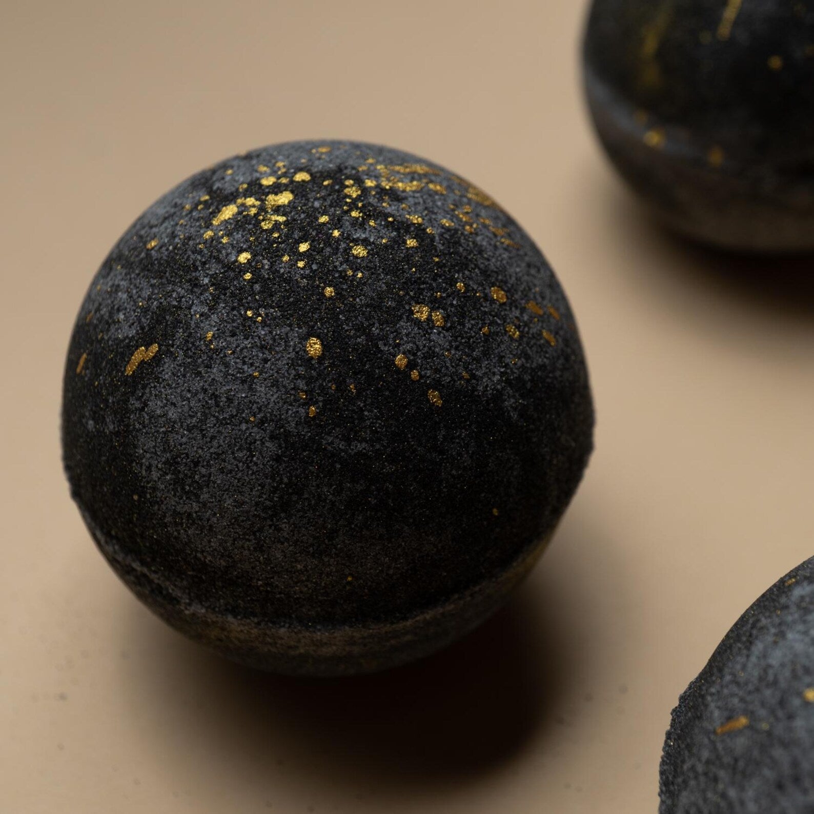 Odunsu Oryantal Kokulu Siyah Zarif Banyo Topu 3 Adet – Cazibe ve Romantizm İçin Doğal Banyo Deneyimi