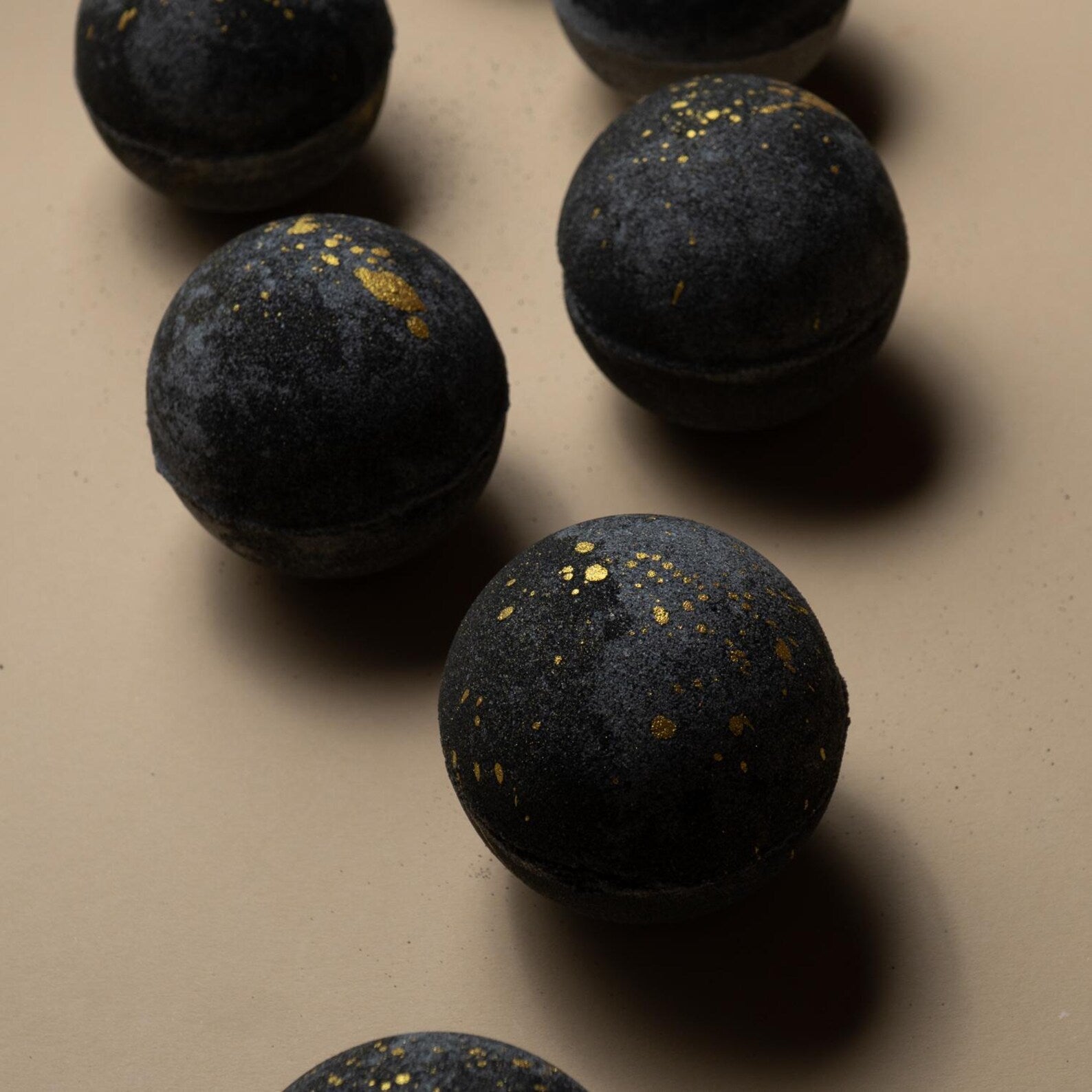 Odunsu Oryantal Kokulu Siyah Zarif Banyo Topu 3 Adet – Cazibe ve Romantizm İçin Doğal Banyo Deneyimi